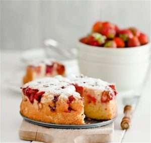 Gâteau moelleux aux fraises et à la crème fraîche