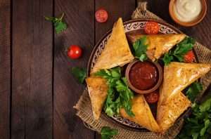 Samoussas au poulet, carottes et raisins secs